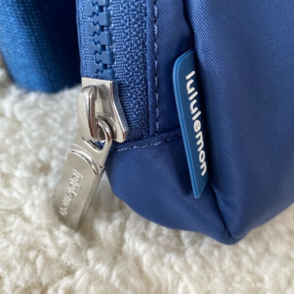 ❤️ Lululemon Petal Blue Extended Strap Everywhere Belt Bag NWT - Picture 7 of 11